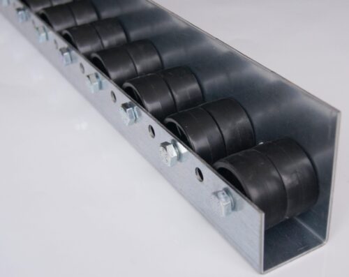 651Lsz-scaled-1 Rollenleiste Typ 651L – L-Profil mit Seitenführung, Doppelrollen PP ø42mm, P54 – L=2000mm